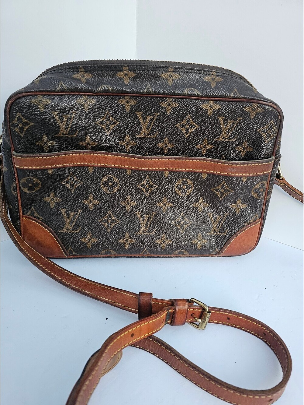 Vintage Authentic 1995 Louis Vuitton Trocadero 27 Monogram Crossbody Bag